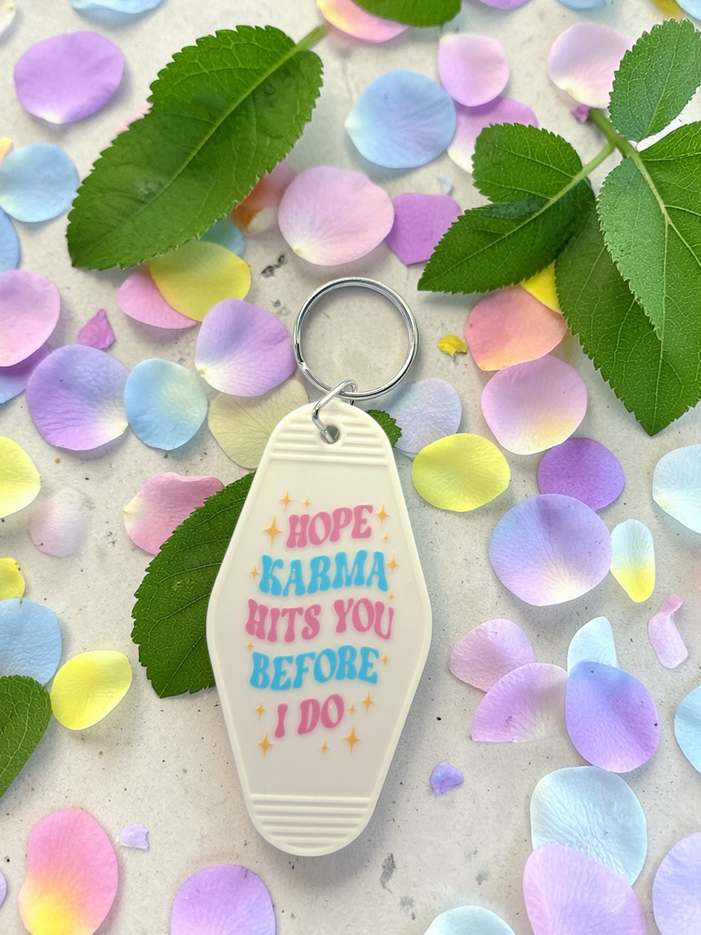 Brelok „Hope karma hits you before I do” – retro motelowy