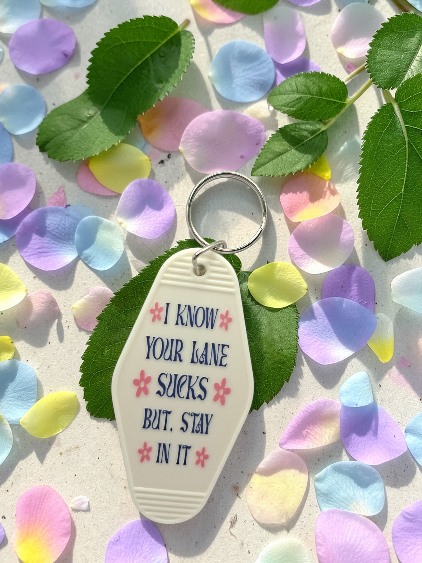 Brelok „I know your lane sucks but stay in it” – retro motelowy