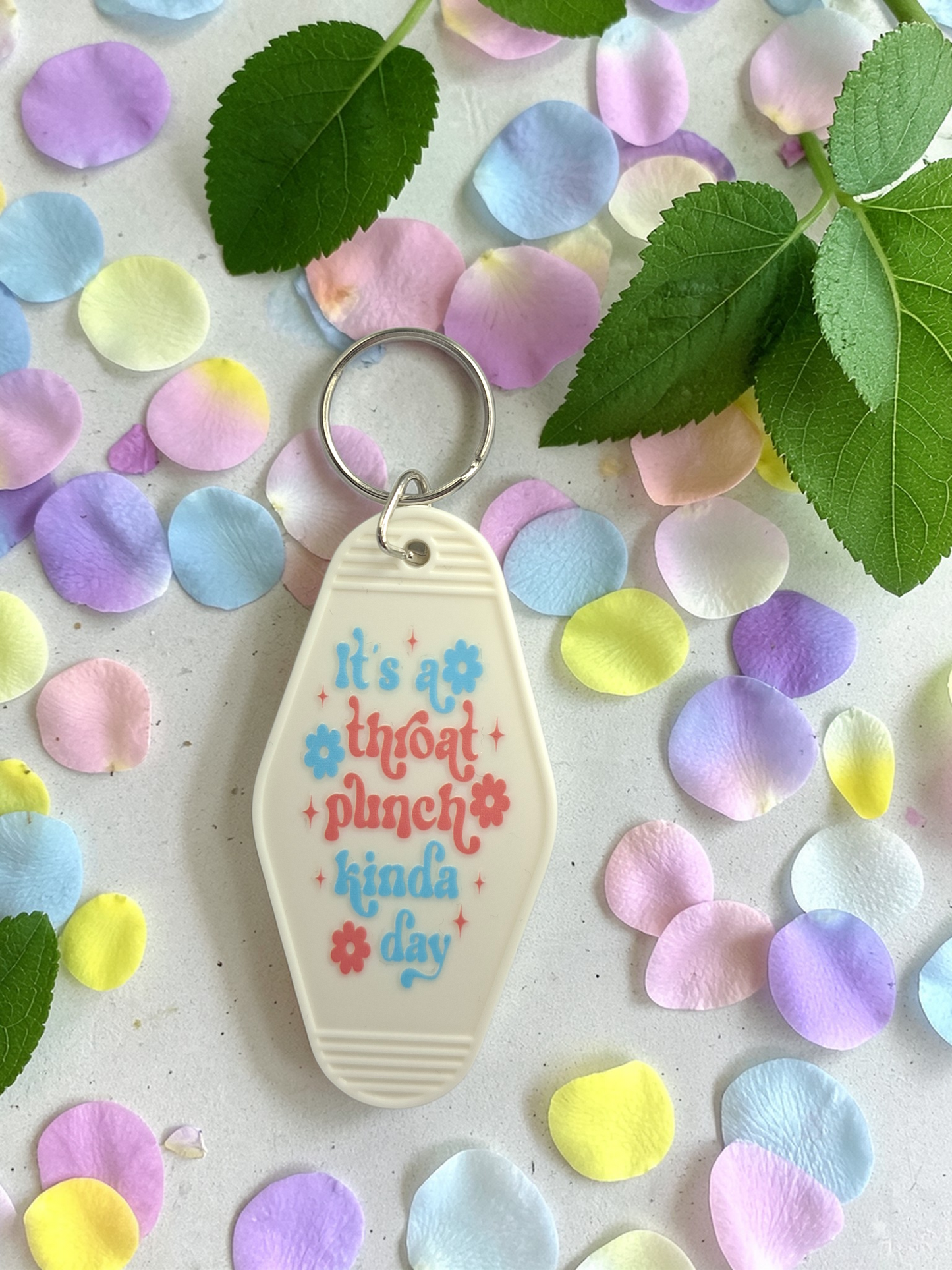 Brelok „It’s a throat punch kinda day” – retro motelowy