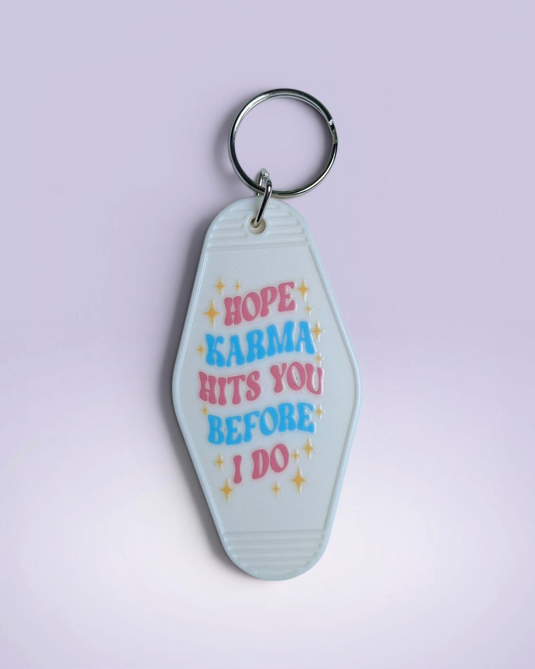 Brelok „Hope karma hits you before I do” – retro motelowy