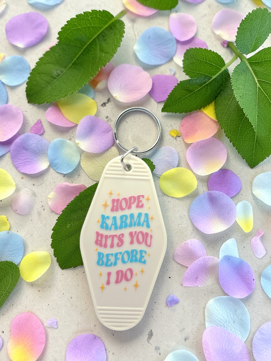 Brelok „Hope karma hits you before I do” – retro motelowy