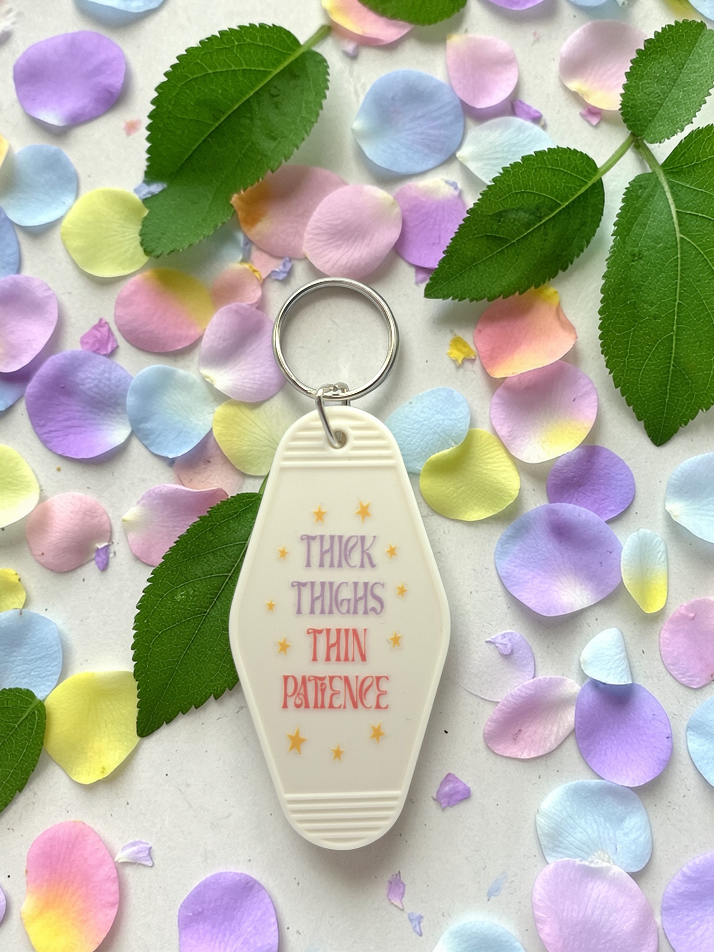 Brelok „Thick thighs thin patience”