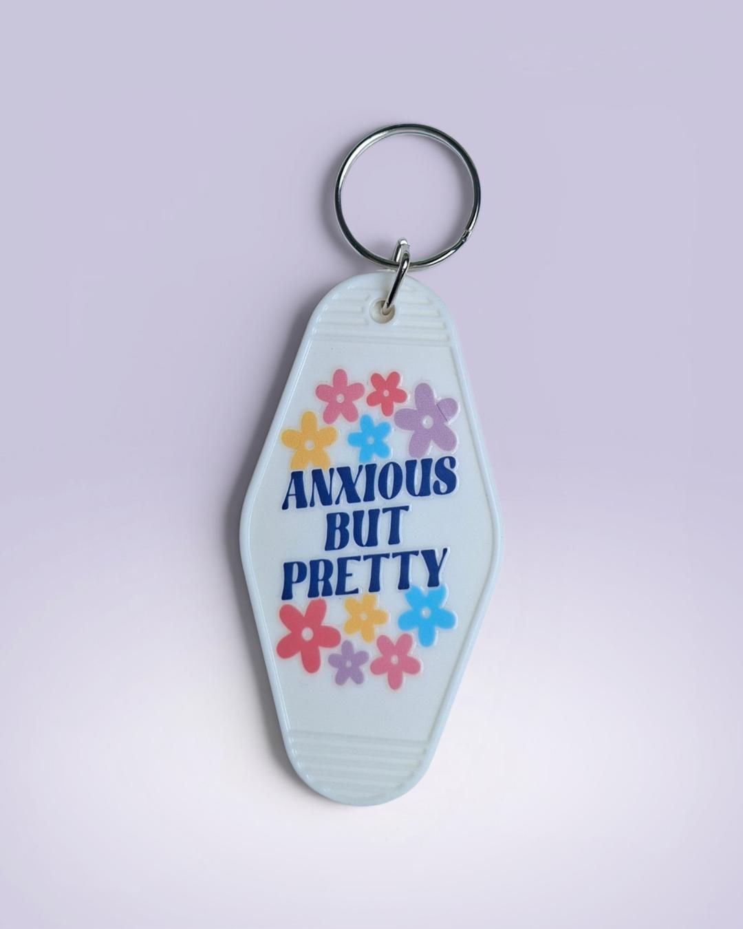Brelok „Anxious but pretty” – retro motelowy