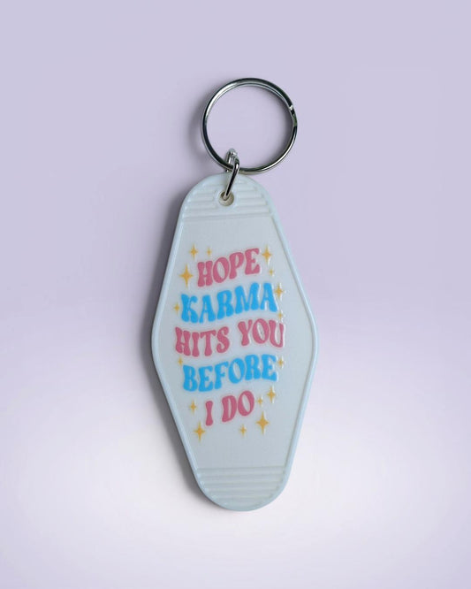 Brelok „Hope karma hits you before I do” – retro motelowy