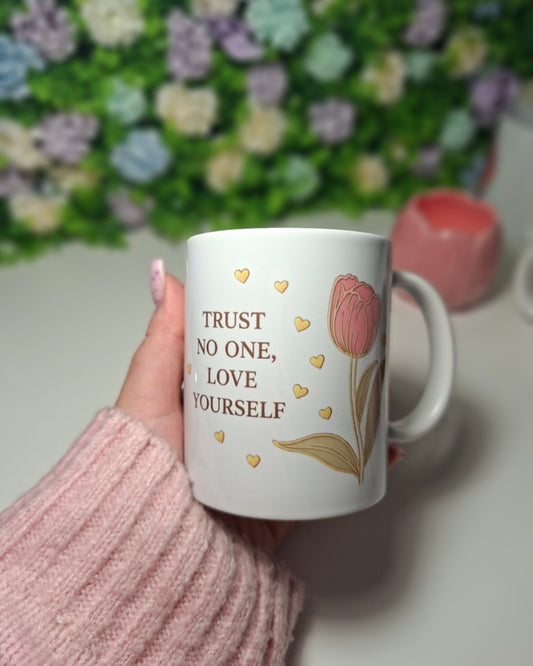 Kubek z nadrukiem Trust no one, love yourself